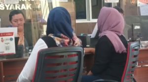 Rika ditemani keluarganya melapor ke Polrestabes karena dikeroyok tetangganya sendiri, Sabtu (9/12/2023). Foto: Sumselheadline/Ela.