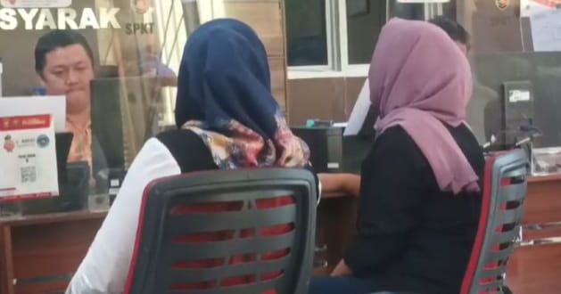 Rika ditemani keluarganya melapor ke Polrestabes karena dikeroyok tetangganya sendiri, Sabtu (9/12/2023). Foto: Sumselheadline/Ela.