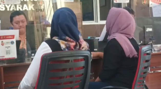 Rika ditemani keluarganya melapor ke Polrestabes karena dikeroyok tetangganya sendiri, Sabtu (9/12/2023). Foto: Sumselheadline/Ela.