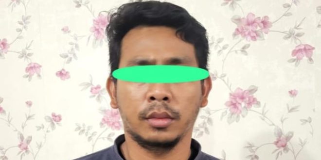 IA (35), pelaku penamparan anak di halaman masjid dibekuk polisi, Sabtu (9/12/2023). Foto: Sumselheadline/Ela.