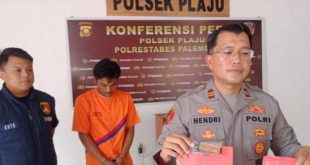 Tim Polsek Plaju menangkap Dodi Dores yang kedapatan menghisap ganja, Minggu (10/12/2023). Foto: Sumselheadline/Ela.