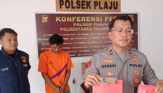 Tim Polsek Plaju menangkap Dodi Dores yang kedapatan menghisap ganja, Minggu (10/12/2023). Foto: Sumselheadline/Ela.