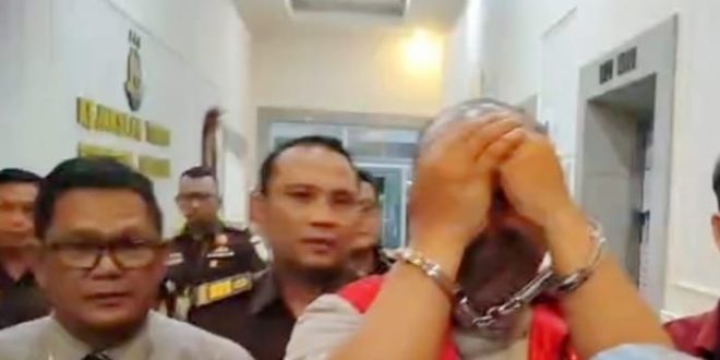 Edi Kurniawan, oknum ASN yang ditahan Kejati Sumsel atas kasus gratifikasi, Selasa (19/12/2023). Foto: Sumselheadline/Ela