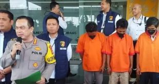 Polisi membekuk tiga tersangka penjualan solar subsidi di SPBU, Selasa (19/12/2023). Foto: Sumselheadline/Ela.