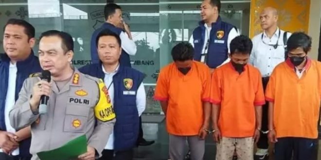 Polisi membekuk tiga tersangka penjualan solar subsidi di SPBU, Selasa (19/12/2023). Foto: Sumselheadline/Ela.