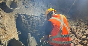 Petugas memperbaiki pipa distribusi air bersih PDAM Tirta Musi. Foto: Dok Sumselheadline