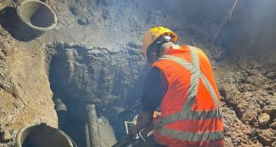 Petugas memperbaiki pipa distribusi air bersih PDAM Tirta Musi. Foto: Dok Sumselheadline