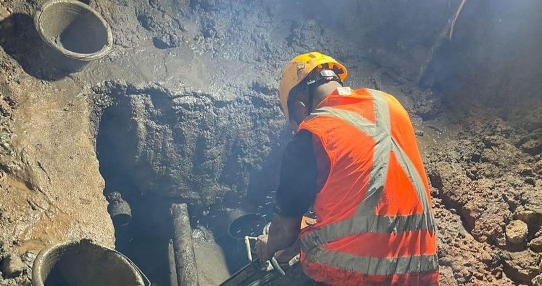 Petugas memperbaiki pipa distribusi air bersih PDAM Tirta Musi. Foto: Dok Sumselheadline