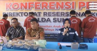 Polisi mangamankan empat tersangka dengan barang bukti narkoba yang diduga untuk pesta tahun baru, Jumat (22/12/2023). Foto: Sumselheadline/Ela