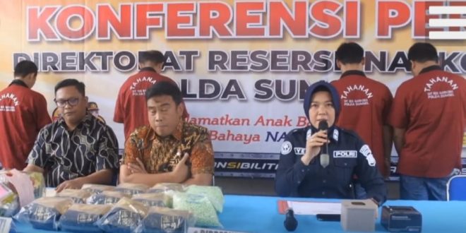 Polisi mangamankan empat tersangka dengan barang bukti narkoba yang diduga untuk pesta tahun baru, Jumat (22/12/2023). Foto: Sumselheadline/Ela