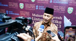 Pj Bupati Muba, Apriyadi diwawancarai wartawan usai menerimaa penghargaan kepala daerah inovatif, Sabtu (23/12/2023). Foto: Dinkominfo Muba.
