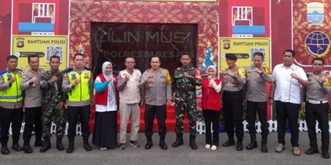 Kapolrestabes Palembang, Kombes Pol Harryo Sugihartono saat meninjau posko Nataru, Minggu (24/12/2023). Foto: Sumselheadline/Ela