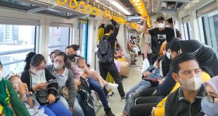 Para penumpang LRT Sumsel, Selasa (26/12/2023). Foto: Sumselheadline/Pitria.