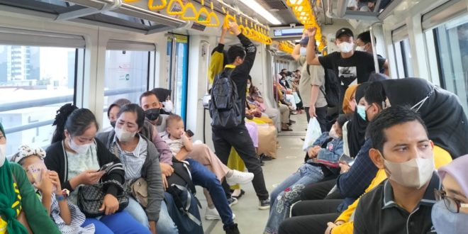 Para penumpang LRT Sumsel, Selasa (26/12/2023). Foto: Sumselheadline/Pitria.