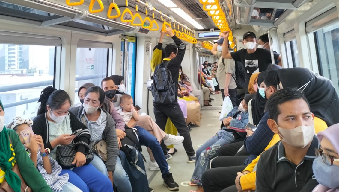 Para penumpang LRT Sumsel, Selasa (26/12/2023). Foto: Sumselheadline/Pitria.
