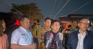 PJ Walikota Palembang Ratu Dewa saat meninjau Jalan Jalan Lettu Karim Kadir, Gandus, Rabu malam (27/12/2023). Foto: Dinkominfo Palembang.