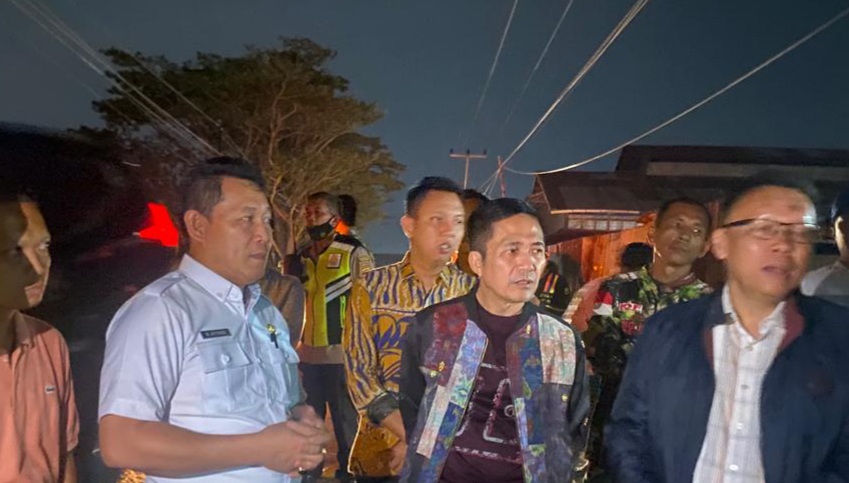 PJ Walikota Palembang Ratu Dewa saat meninjau Jalan Jalan Lettu Karim Kadir, Gandus, Rabu malam (27/12/2023). Foto: Dinkominfo Palembang.