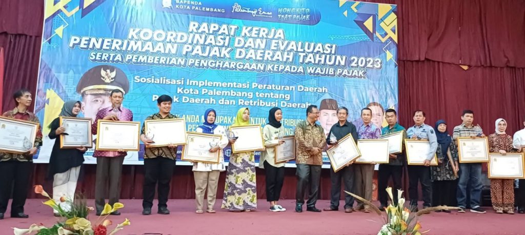 Kepala BPPD Palembang, Harley Kurniawan memberikan penghargaan kepada sejumlah wajib pajak, Kamis(28/12/2023). Foto: Sumselheadline/Pitria
