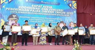 Kepala BPPD Palembang, Harley Kurniawan memberikan penghargaan kepada sejumlah wajib pajak, Kamis(28/12/2023). Foto: Sumselheadline/Pitria