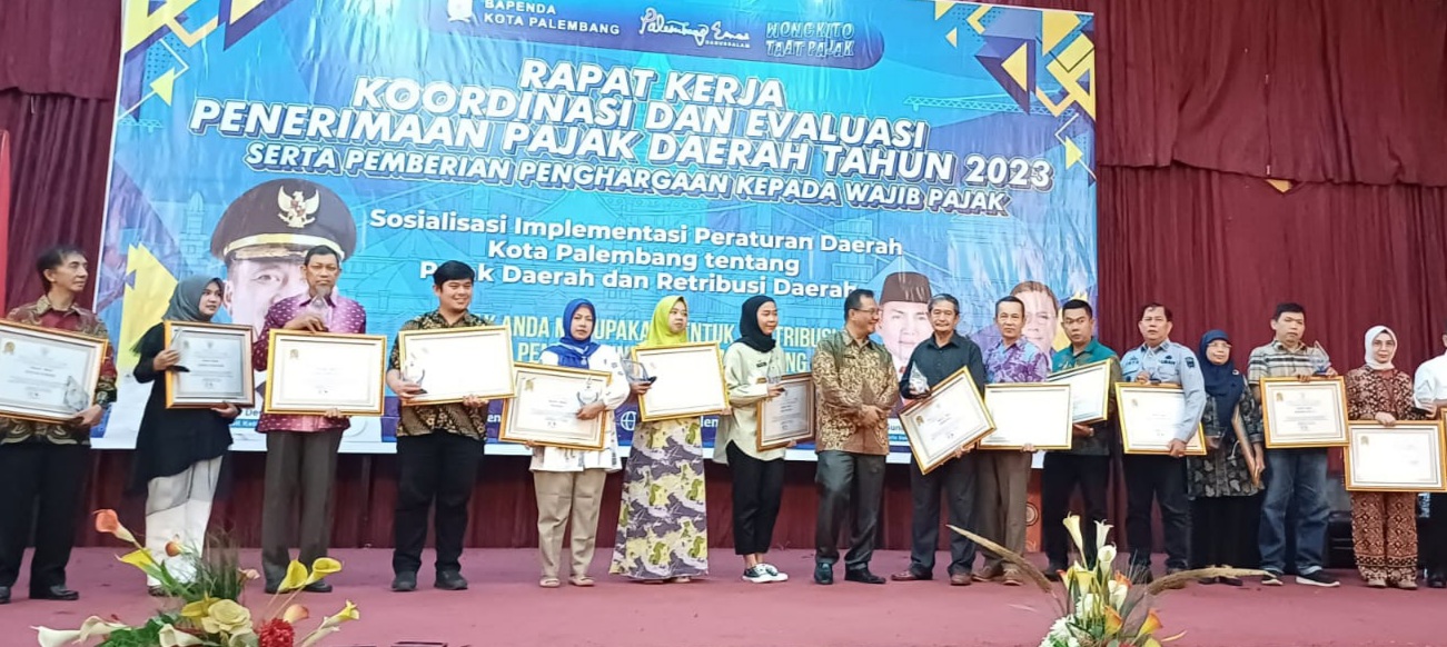 Kepala BPPD Palembang, Harley Kurniawan memberikan penghargaan kepada sejumlah wajib pajak, Kamis(28/12/2023). Foto: Sumselheadline/Pitria