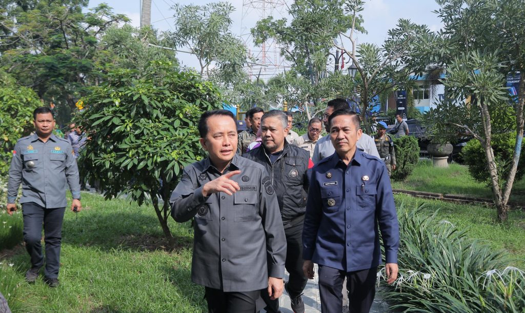 Pj Gubernur Sumsel, Agus Fatoni didampingi Pj Walikota Palembang, Ratu Dewa meninjau salah satu titiktaman kota, Jumat (29/12/2023). Foto: Sumselheadline/Pitria.