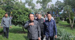 Pj Gubernur Sumsel, Agus Fatoni didampingi Pj Walikota Palembang, Ratu Dewa meninjau salah satu titiktaman kota, Jumat (29/12/2023). Foto: Sumselheadline/Pitria.