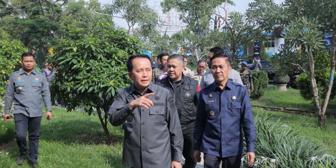 Pj Gubernur Sumsel, Agus Fatoni didampingi Pj Walikota Palembang, Ratu Dewa meninjau salah satu titiktaman kota, Jumat (29/12/2023). Foto: Sumselheadline/Pitria.