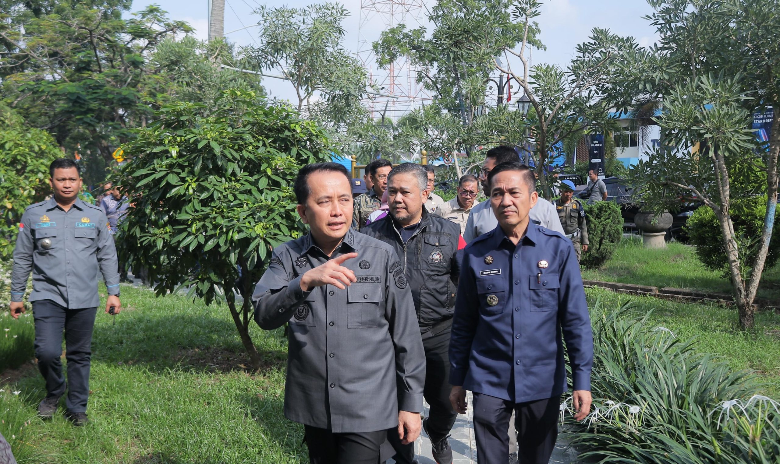 Pj Gubernur Sumsel, Agus Fatoni didampingi Pj Walikota Palembang, Ratu Dewa meninjau salah satu titiktaman kota, Jumat (29/12/2023). Foto: Sumselheadline/Pitria.