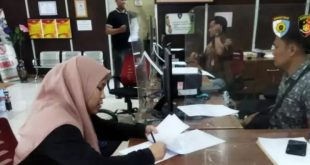 Hasanah Putri, karyawan kounter hp, melapor ke Polresrabes Palembang karena dikeroyok sesama pedagang, Jumat (29/12/2023). Foto: Sumselheadline/Ela.