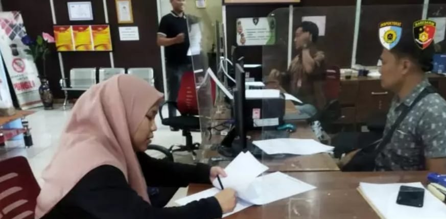 Hasanah Putri, karyawan kounter hp, melapor ke Polresrabes Palembang karena dikeroyok sesama pedagang, Jumat (29/12/2023). Foto: Sumselheadline/Ela.