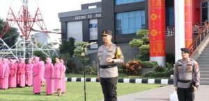 Kapolda Sumsel, Irjen Pol A Rachmad Wibowo memimpin upacara kenaikan pangkat sejumlah polisi di halaman Mapolda Sumsel, Jumat (29/12/2023). Foto: Sumselheadline/Ela.