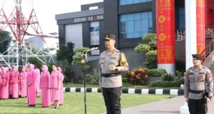 Kapolda Sumsel, Irjen Pol A Rachmad Wibowo memimpin upacara kenaikan pangkat sejumlah polisi di halaman Mapolda Sumsel, Jumat (29/12/2023). Foto: Sumselheadline/Ela.