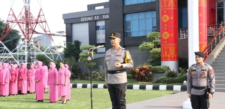 Kapolda Sumsel, Irjen Pol A Rachmad Wibowo memimpin upacara kenaikan pangkat sejumlah polisi di halaman Mapolda Sumsel, Jumat (29/12/2023). Foto: Sumselheadline/Ela.