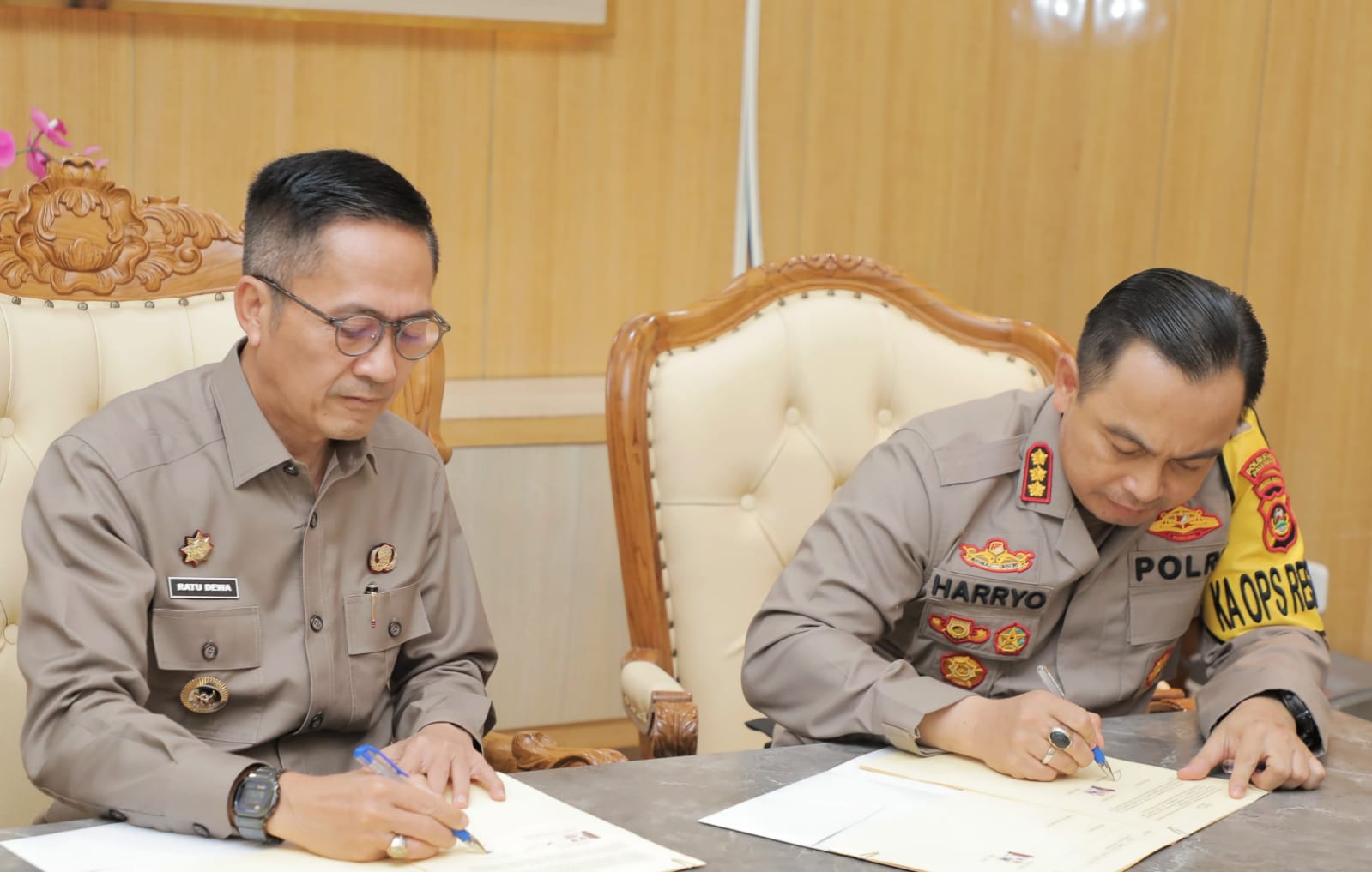 PJ Walikota Palembang, Ratu Dewa bersama Kapolrestabes, Kombes Pol Harryo Sugihartono tantangani kerjasam minimalisir tawuran, Jumat (1/12/2023). Foto : Kominfo Palembang.