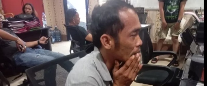 Pelaku pembunuhan satu keluarga di Muba, Sabtu (31/12/2023). Foto: Antaranews.com.
