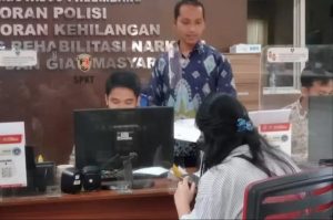 Adya Salwa Dyani (21) saat melapor penipuan invvestasi di Polrestabes Palembang, Senin (4/12/2023). Foto : Sumselheadline/Ela.