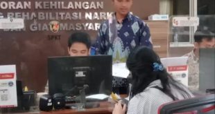 Adya Salwa Dyani (21) saat melapor penipuan invvestasi di Polrestabes Palembang, Senin (4/12/2023). Foto : Sumselheadline/Ela.