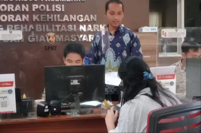 Adya Salwa Dyani (21) saat melapor penipuan invvestasi di Polrestabes Palembang, Senin (4/12/2023). Foto : Sumselheadline/Ela.