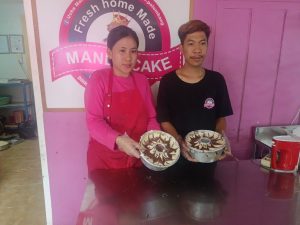 Manda Uca dengan bolu jadul marmernya, Minggu (3/12/2023). Foto : Sumselheadline/Pitria.