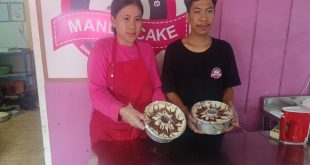 Manda Uca dengan bolu jadul marmernya, Minggu (3/12/2023). Foto : Sumselheadline/Pitria.
