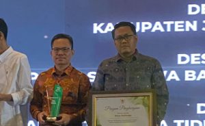 Kepala Desa Bailangu didampingi langsung Kepala BPS Muba Trio Wira Dharma saat menerima anugerah Desa Cantik di Jakarta, Senin (4/12/2023). Foto : Dinkominfo Muba.
