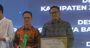 Kepala Desa Bailangu didampingi langsung Kepala BPS Muba Trio Wira Dharma saat menerima anugerah Desa Cantik di Jakarta, Senin (4/12/2023). Foto : Dinkominfo Muba.