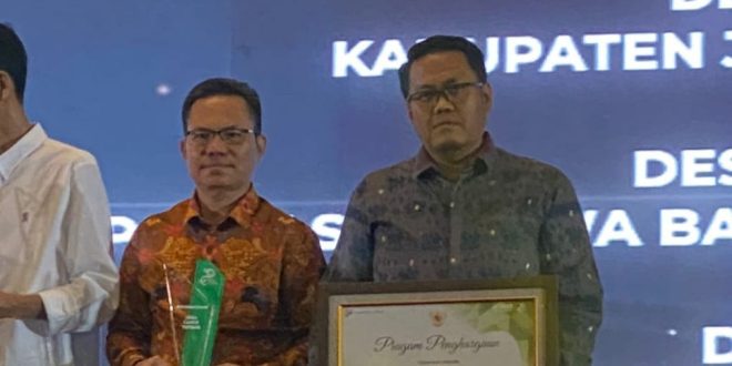 Kepala Desa Bailangu didampingi langsung Kepala BPS Muba Trio Wira Dharma saat menerima anugerah Desa Cantik di Jakarta, Senin (4/12/2023). Foto : Dinkominfo Muba.