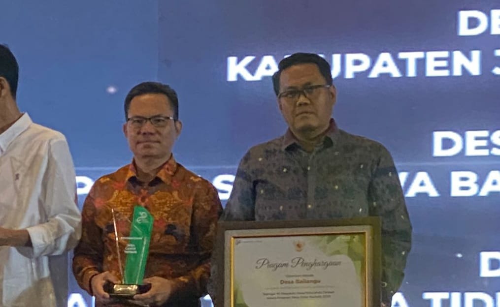 Kepala Desa Bailangu didampingi langsung Kepala BPS Muba Trio Wira Dharma saat menerima anugerah Desa Cantik di Jakarta, Senin (4/12/2023). Foto : Dinkominfo Muba.