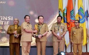 Penjabat (Pj) Gubernur Sumatera Selatan, Agus Fatoni menerima langsung penghargaan tersebut dari Menteri Dalam Negeri Muhammad Tito Karnavian di Gedung Sasana Bhakti Praja (SBP), Kantor Kementerian Dalam Negeri, Jakarta, Selasa (12/12/2023). Foto: Humas Pemprov Sumsel.