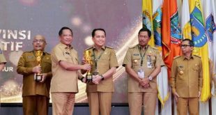 Penjabat (Pj) Gubernur Sumatera Selatan, Agus Fatoni menerima langsung penghargaan tersebut dari Menteri Dalam Negeri Muhammad Tito Karnavian di Gedung Sasana Bhakti Praja (SBP), Kantor Kementerian Dalam Negeri, Jakarta, Selasa (12/12/2023). Foto: Humas Pemprov Sumsel.