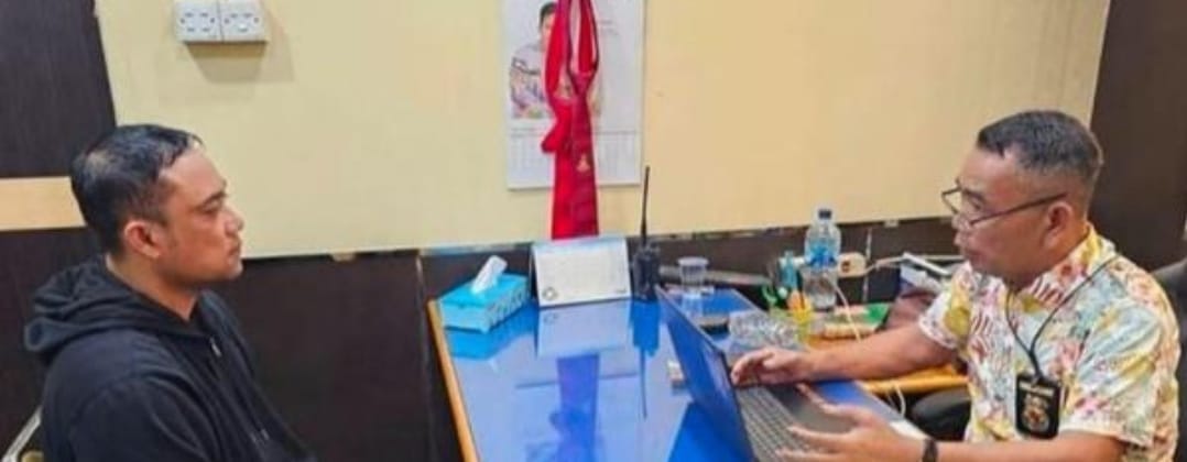 Oknum polisi, Bripka EP diperiksa penyidik Propam Polrestabes Palembang. Foto: Sumselheadline/Ela.