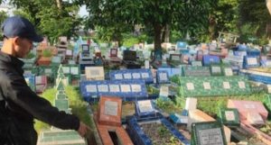 Fikri menunjukkan lokasi pedapuran ayahnya yang hilang, Kamis (14/12/2023). Foto: Sumselheadline/Ela.