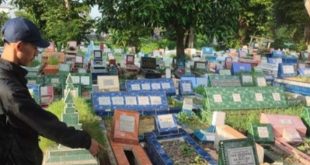 Fikri menunjukkan lokasi pedapuran ayahnya yang hilang, Kamis (14/12/2023). Foto: Sumselheadline/Ela.
