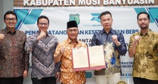 Pj Bupati Apriyadi usai penandatangan kesepakatan bersama Pemerintah Kabupaten Musi Banyuasin dengan PT Indi Daya Rekapratama tentang Penyiapan Prastudi Kelayakan Penyediaan Infrastruktur Penerangan Jalan Umum Skema KPBU di Kabupaten Musi Banyuasin di Kantor Mess Perwakilan Pemkab Muba di Palembang, Rabu (20/12/2023). Foto: Dinkominfo Muba.